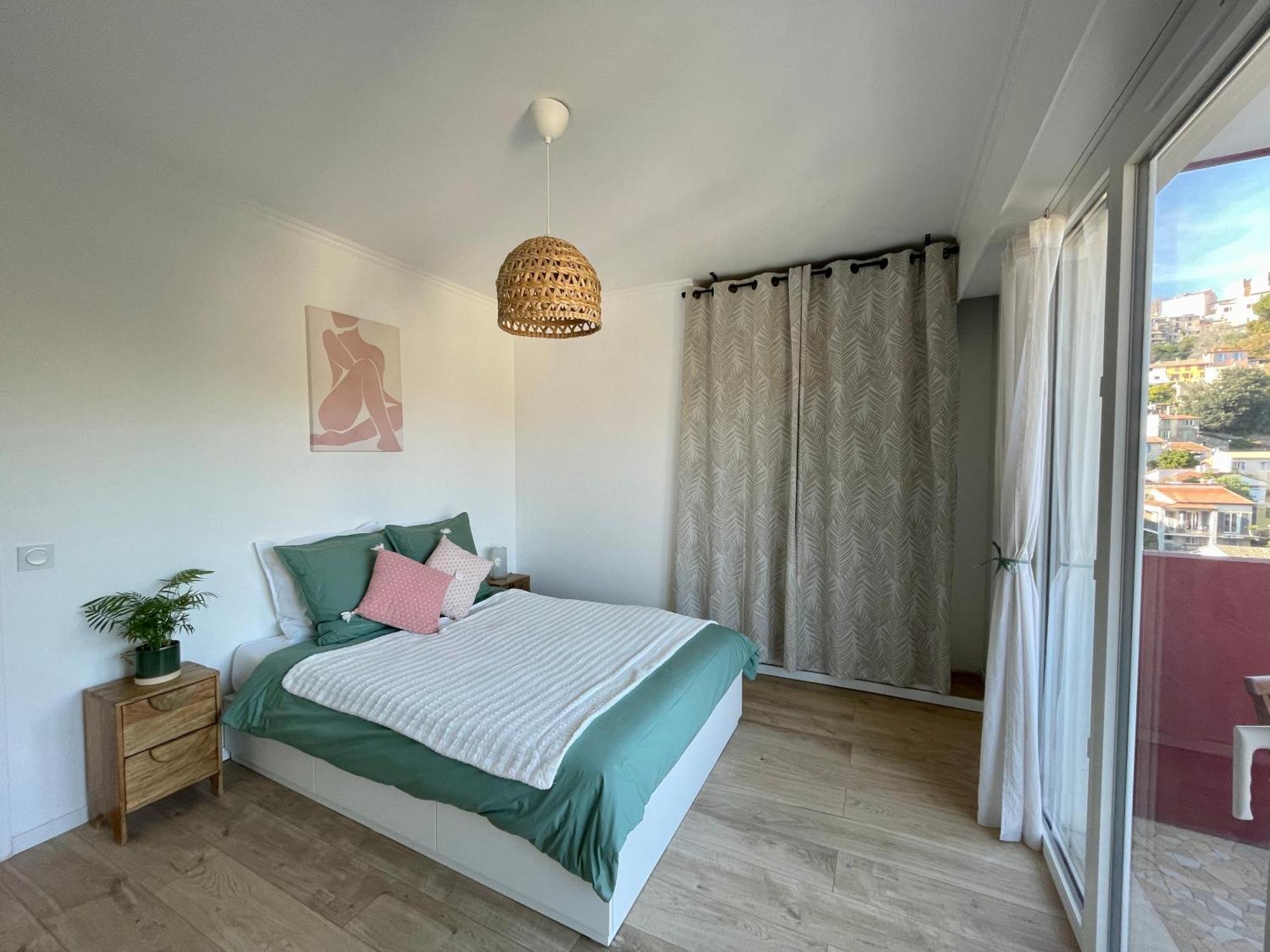 Bright With View Apartment *
